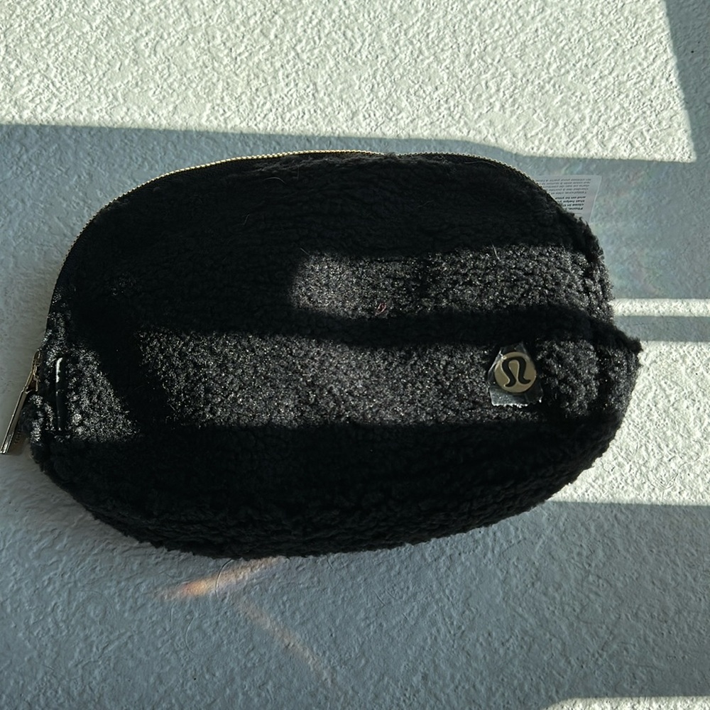 lululemon Everywhere Belt Bag *Fleece in Black with Gold Zipper OS Brand New NWT